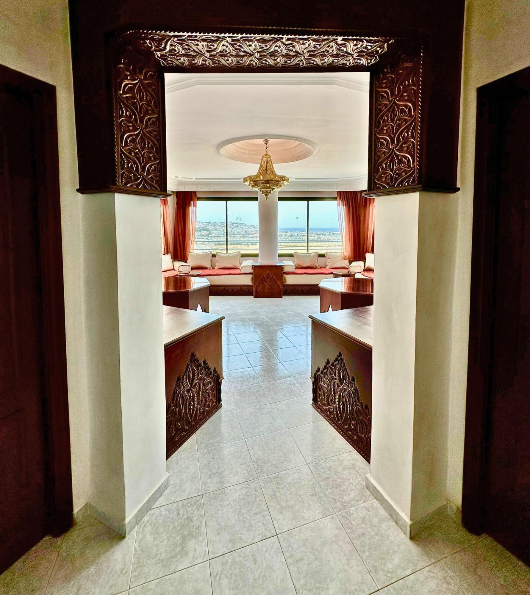 Le Traditionnel - 3br Panoramic Seaview Retreat On The Corniche Tánger